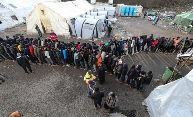 Počelo je premještanje migranata, novinarima zabranjen prilaz kampu