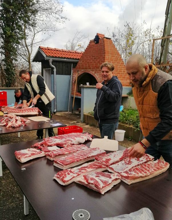 Hercegovci i Imoćani usred Stuttgarta odradili svinjokolju