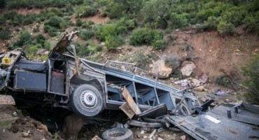 Autobus s turistima sletio u provaliju, najmanje 26 osoba je poginulo