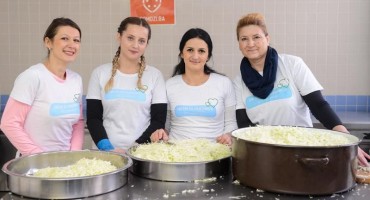 DM I kupci, pomoć pučkim kuhinjama, blagdanski obroci