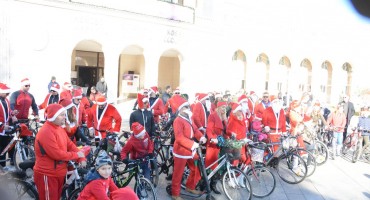 Božićnjaci na biciklima razveselili Mostarce