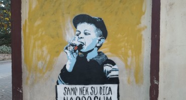 ULIČNI ERO GAG Samo nek' su dica naoposum!