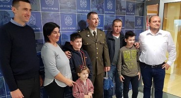 Bojnik HV-a nagradu od 5000 kuna donirao vukovarskoj obitelji Varga