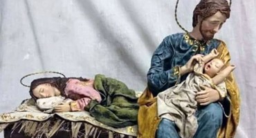 Papa oduševljen slikom jaslica koju je dobio za rođendan