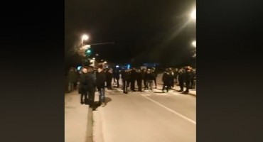 Blokirali cestu u Kočerinu