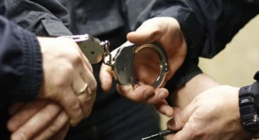 OSAM PRIVEDENIH Akcija SIPA-e protiv krijumčara duhana, pa zaplijenili i veći iznos novca, oružje, strojeve ...