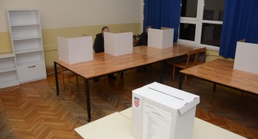 GLASOVANJE U MOSTARU KASNILO Predsjednik biračkog odbora zaspao