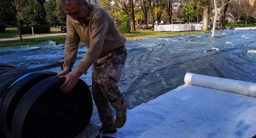 Započelo postavljanje mostarskog klizališta!