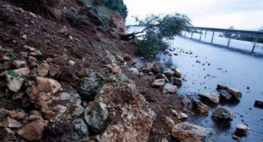 STANJE NA CESTAMA Odroni, kamenja i zemlja na kolniku, otežano se prometuje iz Mostara prema Konjicu