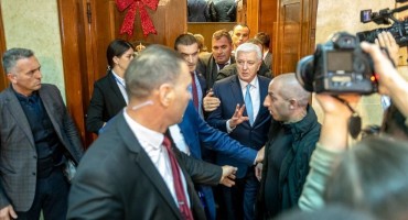 PODGORICA Nemiri u parlamentu, pokušali spriječiti glasanje bacanjem petarde