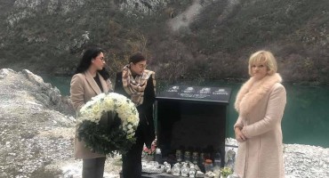 MOSTAR Studenti zapalili svijeće i položili vijenac na spomen ploču poginulim studentima iz Slavonije