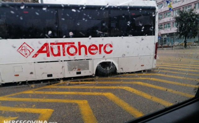 Autobus ostao u kvaru na sred Španjolskog trga