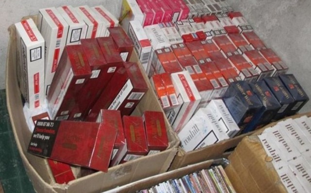 IZBAČENO IZ VOZILA Pronađeno blizu 20.000 pakiranja cigareta