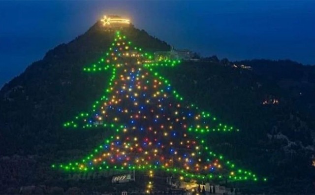 ATRAKCIJA U ITALIJI Najveće božićno drvce na svijetu