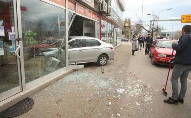 Dok je vozila Banjalučanki se zaglavila štikla pa se zabila automobilom u radnju