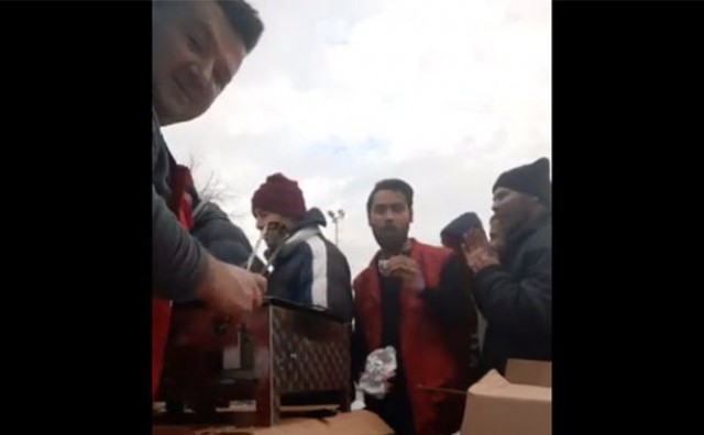 VIDEO/ Mesar organizirao roštilj za migrante