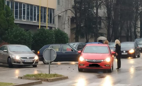 Skliska cesta i neopreznost vozača izazvali novu prometnu nesreću u Mostaru