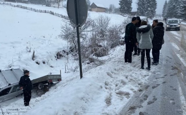 BIHAMK UPOZORAVA Zbog snijega poteškoće u prometovanju, jedan automobil sletio s ceste