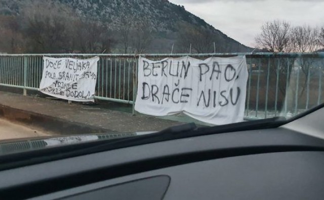 ‘BORBA ZA MRGINJE' U HERCEGOVINI Novi transparenti na Veljačkom mostu: 'Berlin pao, Drače nisu'