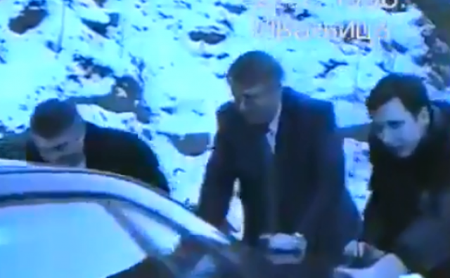 Pogledajte Vučića i Šešelja kako guraju auto 1996. godine