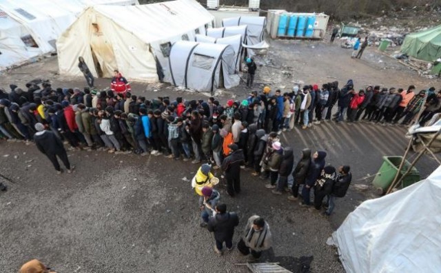 Počelo je premještanje migranata, novinarima zabranjen prilaz kampu