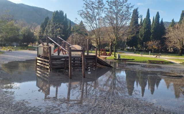 park Zrinjevac, kiša, Mostar