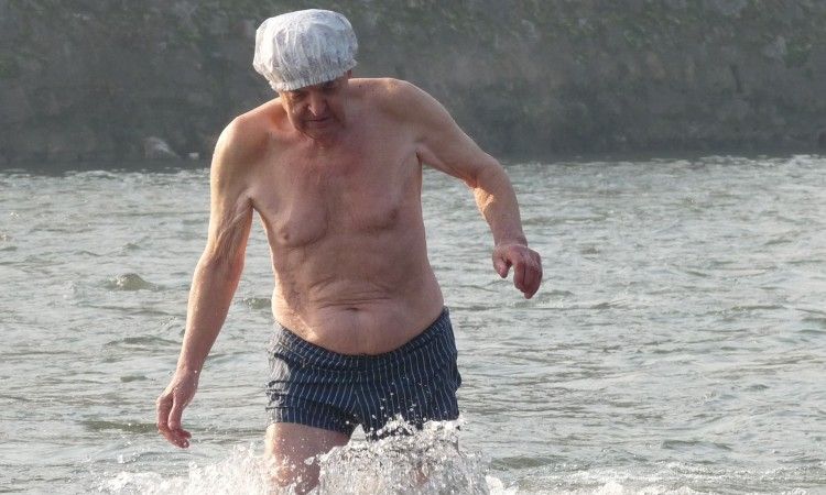NOVOGODIŠNJE KUPANJE Zeničanin Hamid Begovac do sada se okupao 65 puta u rijeci Bosni