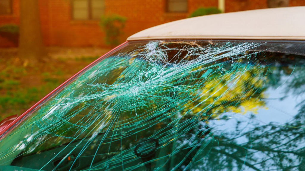NEOPREZNI HERCEGOVAC Nije zaključao auto pa mu pijanac ušao i razbio staklo