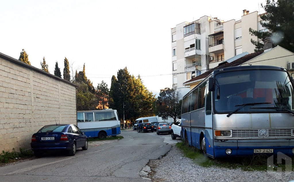 Bijeli brijeg - Stari autobusi pred vratima vrtića