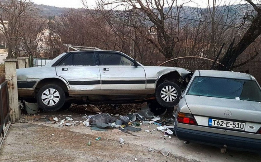 GRUDE Uletio u dvorište obiteljske kuće i udario u parkirani automobil