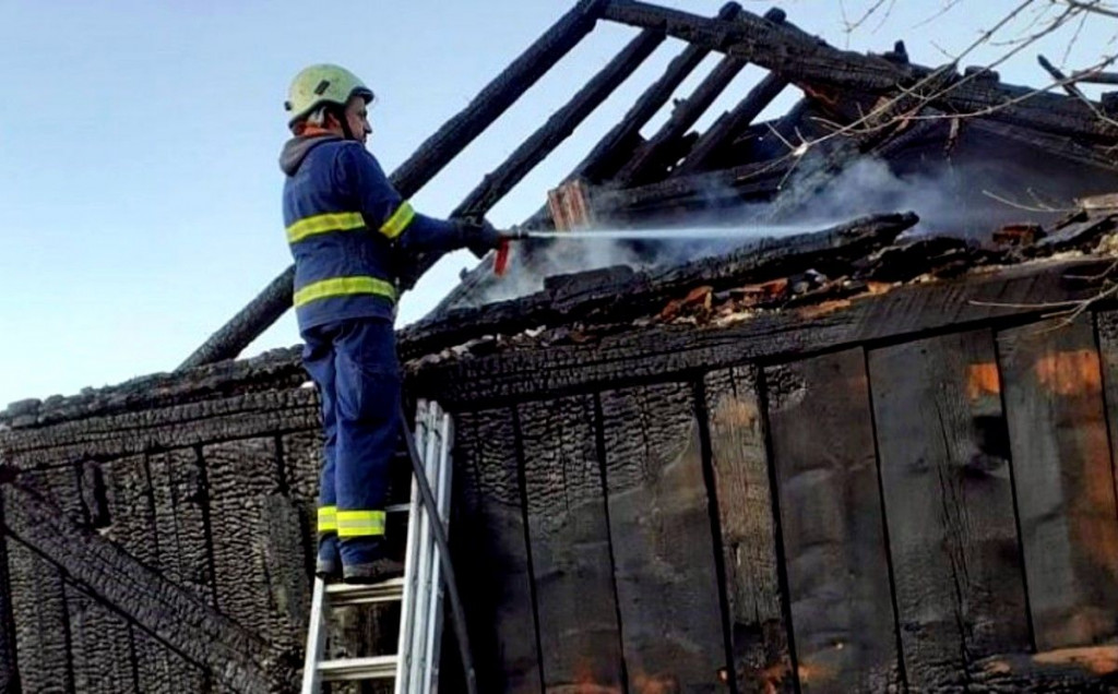 Vatrogasci ugasili požar na napuštenoj kući u Šujici