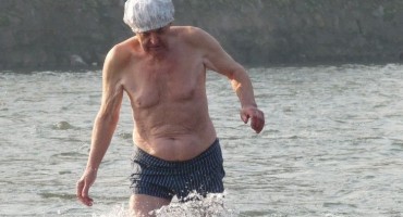 NOVOGODIŠNJE KUPANJE Zeničanin Hamid Begovac do sada se okupao 65 puta u rijeci Bosni