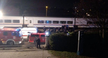 VITEZ Voz udario u automobil kod Banje Luke, poginula mlađa ženska osoba