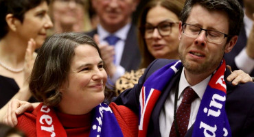 ZASTUPNICI U SUZAMA Izglasan sporazum o Brexitu