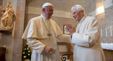 Papa Benedikt XVI. povukao svoje ime s knjige koja je podijelila Vatikan