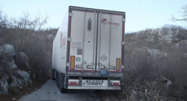 ZAPEO NA SEOSKOJ CESTI Tegljač pun sira zahvaljujući navigaciji ne može mrdnuti