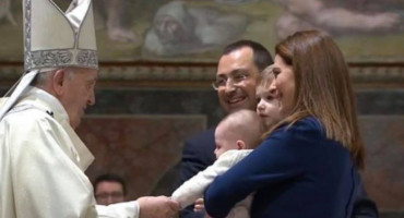 Papa Franjo krstio sina Silvije Vasilj iz Međugorja