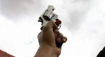 VIDEO BAKA POSTALA HIT Hicima iz pištolja čestitala Božić