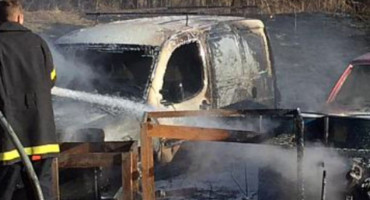 POŽAR Zbog paljenja suhe trave izgorjela dva vozila kod Tomislavgrada