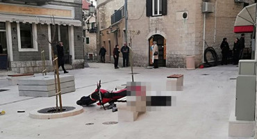 JEDNA OSOBA UHIĆENA Dva motociklista upucana u centru Splita