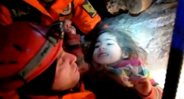 Dvogodišnja djevojčica nakon 24 sata spašena ispod ruševina