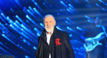 Novogodišnji show pred više od 60.000 ljudi na glavnom trgu u Skoplju