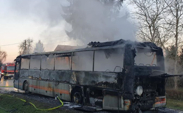 U Hrvatskoj izgorio školski autobus, djeca evakuirana