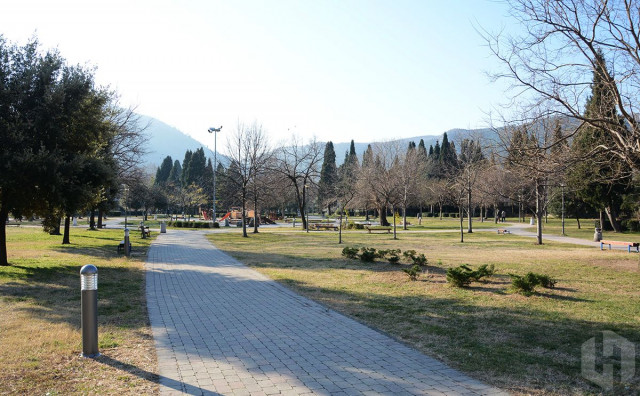 RAZBOJNIŠTVO U MOSTARU Prijavio da su mu u parku Zrinjevac uz prijetnju nožem ukrali novi Iphone
