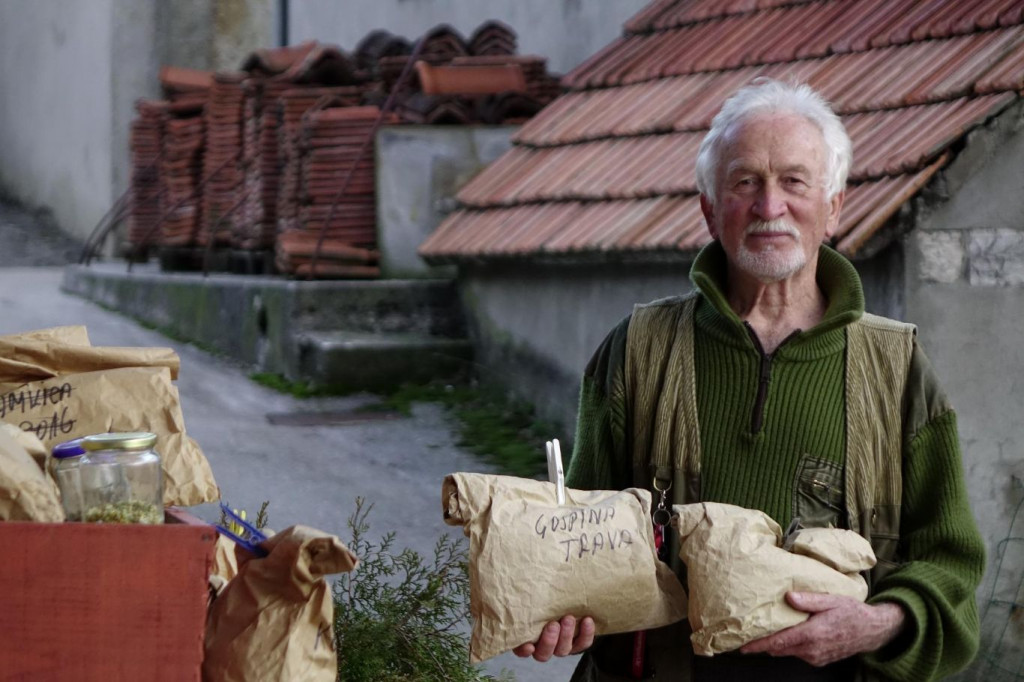 Nema lijeka kojeg nema na Biokovu: 70-godišnji pustolov iz Zagvozda otkrio je brojne eliksire koje daruje