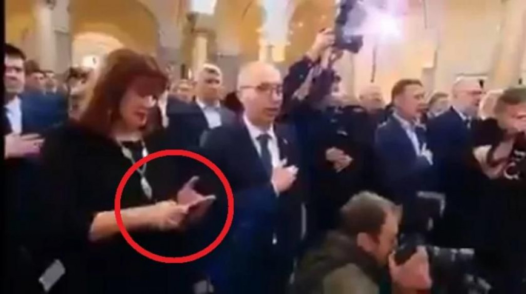 Dok HDZ-ovci pjevaju himnu, Šuica tipka po mobitelu