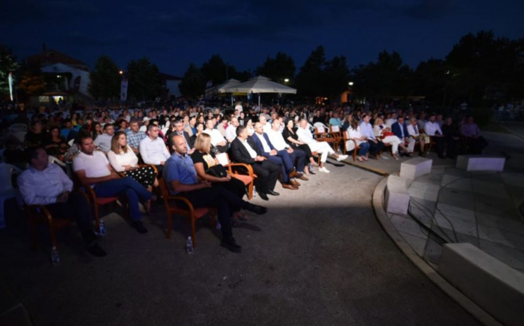Ubrzo počinje poznata posuška manifestacija "Festival klapske pisme"