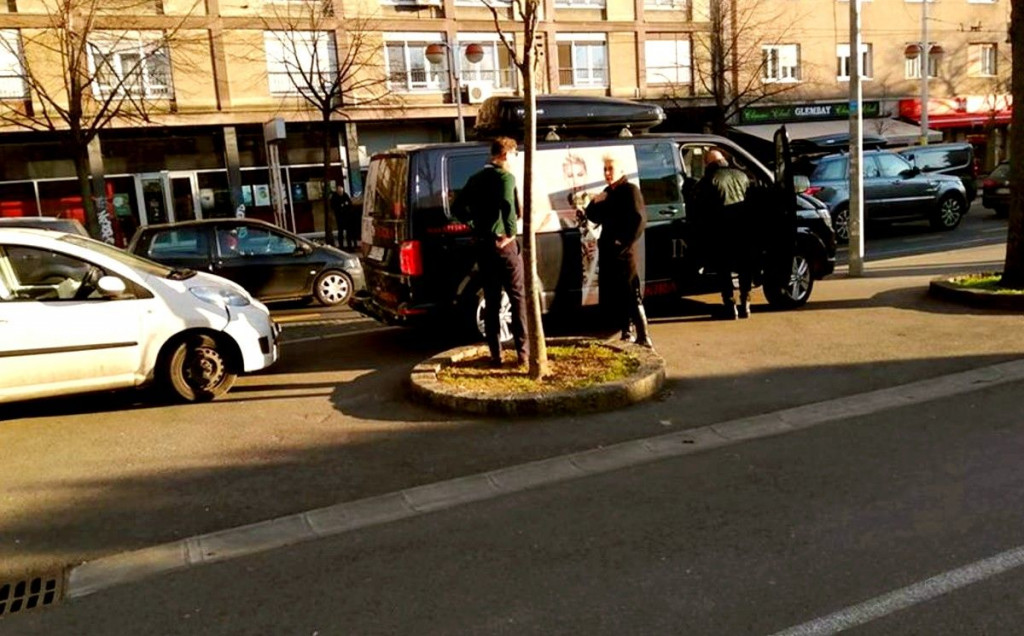 INDIRI LEVAK SE KOMBI ZABIO U AUTO Uzrujala se kad su je prepoznali