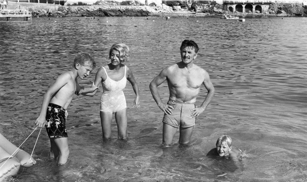 KIRK DOUGLAS Ako želite ostati u braku, pokorite se suprugama, lažite im