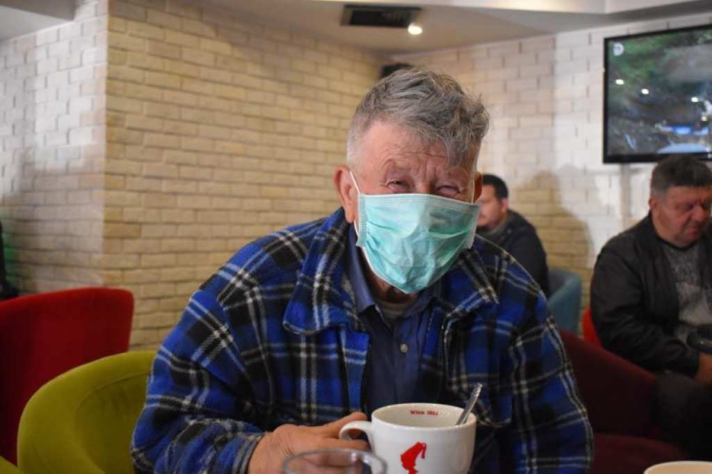 MJERE OPREZA Ljubušak hoda s maskom po gradu